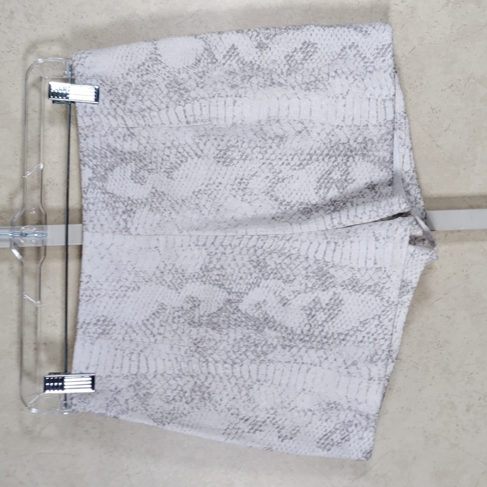 7123 Dance & Marvel cream w/gray snake print shorts M